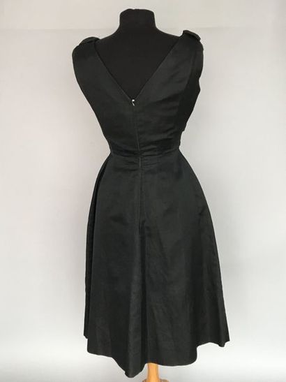 null Robe de cocktail Haute Couture en soie noire à bustier plissé circa 60 - taille...