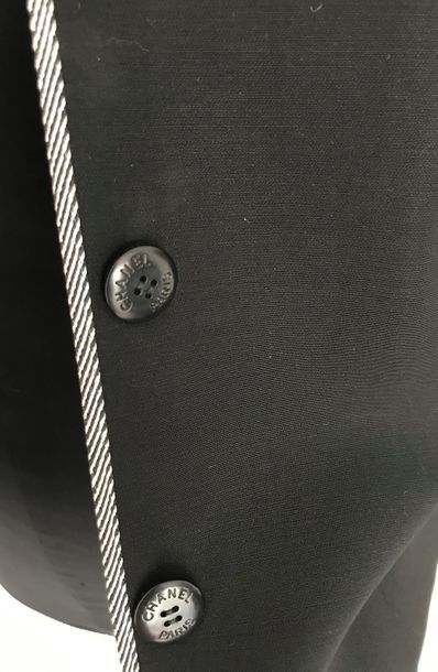 null CHANEL Boutique

Veste courte en lainage noir gansée gris boutons au nom et...