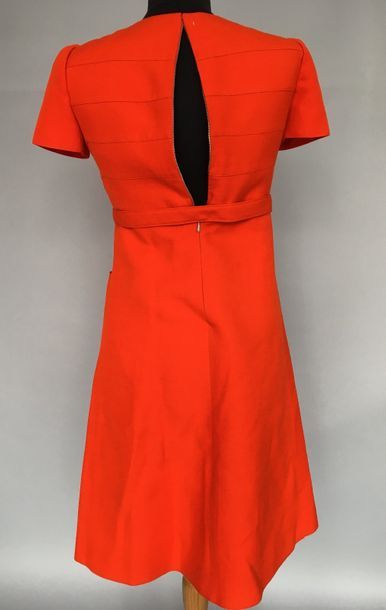 null COURREGES Paris 

Robe en lainage orange avec ceinture circa 70- taille 38