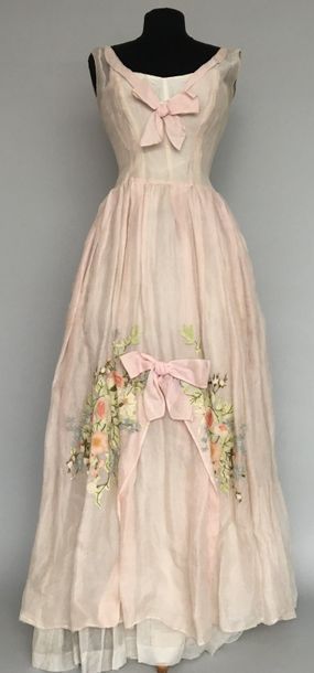 null Hubert de GIVENCHY Paris 

Robe du soir en organdis rose pâle et son jupon -...