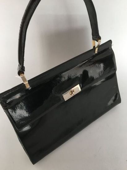 null Sac à anse mobile en vernis noir, circa 60 (Très légères rayures)