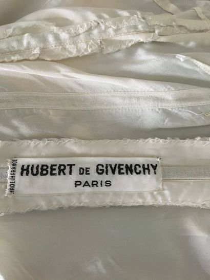 null Hubert de GIVENCHY Paris 

Robe du soir en organdis rose pâle et son jupon -...