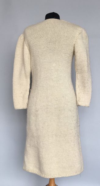 null 2 Robes pull en laine tricotée écru et polychrome dont 1 avec ceinture ornée...