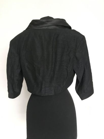 null Robe sans manches à haut plissé en mousseline ivoire et noeud de satin en ceinture ...