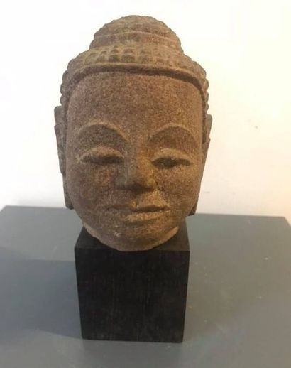 null Tête de Bouddha. Grès. Style Khmer. H : 13 cm