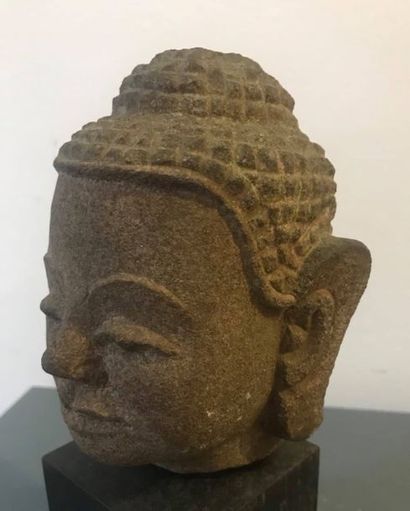 null Tête de Bouddha. Grès. Style Khmer. H : 13 cm