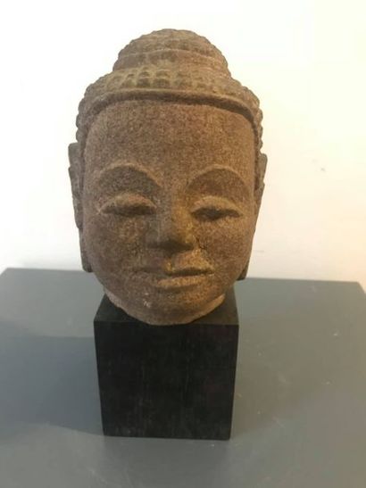 null Tête de Bouddha. Grès. Style Khmer. H : 13 cm