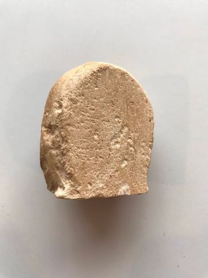 null Tête d’oushebti. Calcaire. H : 6 cm.