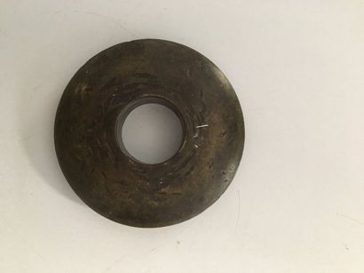 null Massue circulaire. Bronze. Age du Bronze. Iers mil av J.C. 

D : 9,5 cm.