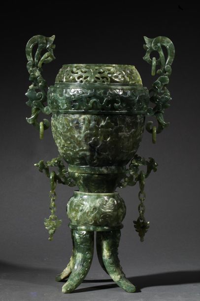 null Vase style des Dynasties Archaïques. Chine. XIXeme. Pierre verte.

H env 38...