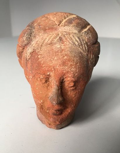 null Tête féminine. Terre cuite. Masque de haut du crâne

H : 7 cm. Collée.