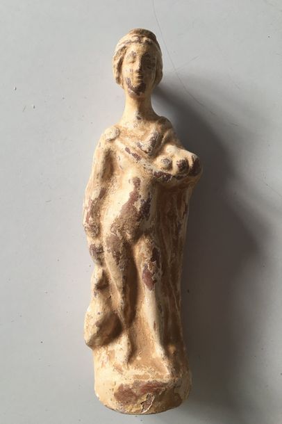 null Statuette tanagréenne. Terre cuite à engobe. H : 14 cm.