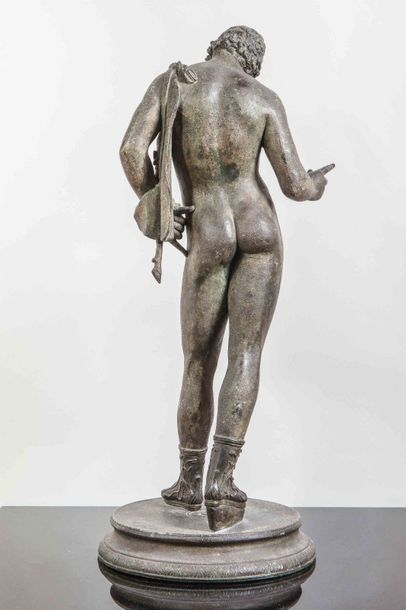 null Jeune éphèbe nu représentant Narcisse. Bronze dans le goût de l’Antique des...