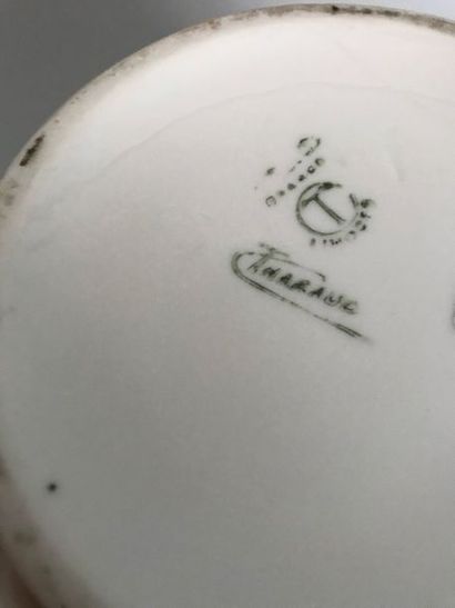 null Camille THARAUD (1878-1956) 

Vase boule à col retourné en porcelaine de Limoges...