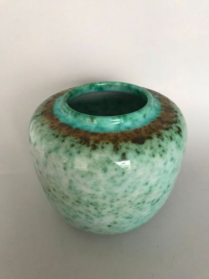 null ELCHINGER & Fils 

Vase en céramique céladon moucheté 

20 x 20 cm