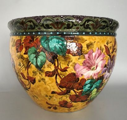null Félix OPTAT-MILET (1838-1911) 

Grand cache pot en faience à décor de fleurs...