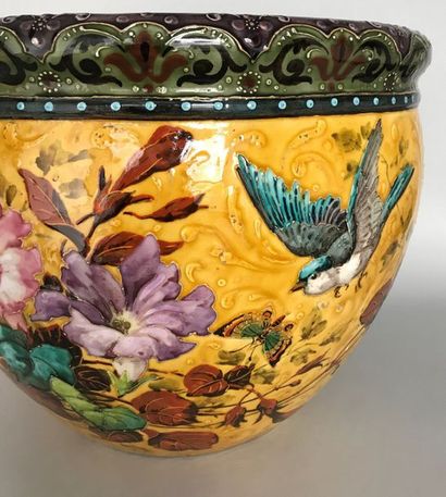 null Félix OPTAT-MILET (1838-1911) 

Grand cache pot en faience à décor de fleurs...