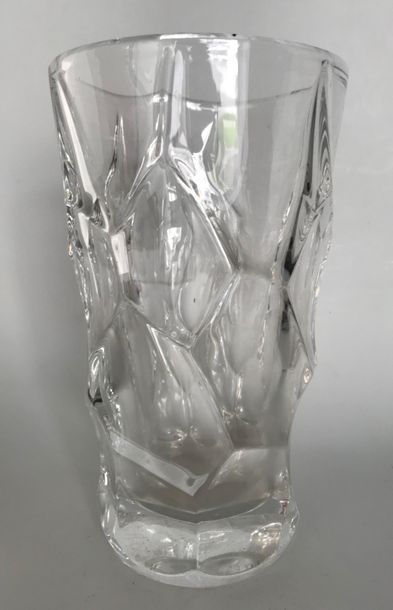 null SAINT LOUIS (?) 

Vase en cristal à arrêtes, circa 1960 

Hauteur : 26 cm (petites...