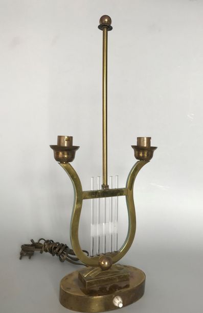 null Petite lampe lyre en laton doré et cordes de verre à deux feux sur base ovale...