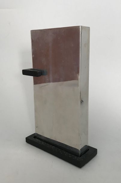null Michael ARAM 

Vase monolithe modèle Art Déco en inox et fer forgé signé sous...