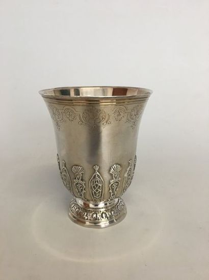 null Timbale tulipe sur piedouche en argent 925 millièmes à motifs de lambrequins...