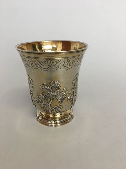 null Timbale tulipe à piedouche en argent doré 925 millièmes à décor repoussé de...