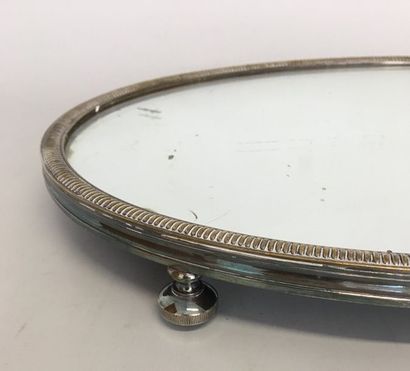 null Surtout de table ovale en métal argenté à frise de perles repose par 4 pieds...