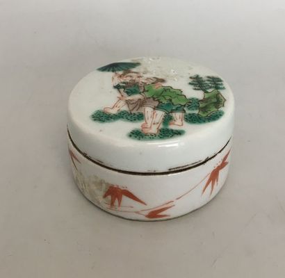 null Chine Petite boite couverte en porcelaine polychrome à décor d'enfants dans...