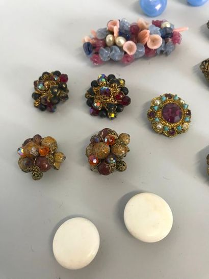 null Lot comprenant : 

1 Broche gerbe ornée de fleurettes de verre et petites perles...