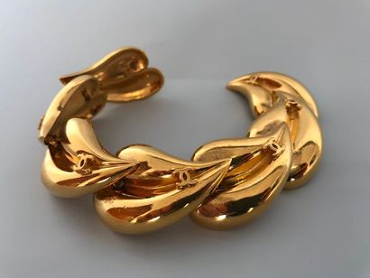 null CHANEL

Collier et Bracelet en métal doré à motifs de coeur ornés du sigle de...
