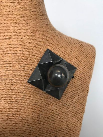 null Broche carré pyramides en métal noirçi centrée d'une sphère - Dimensions : 4,5...