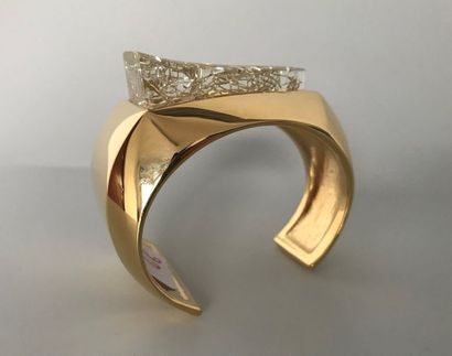 null CHLOE 

Bracelet jonc moderniste en métal doré uni orné d'une pointe de résine...
