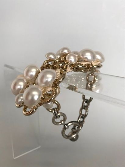 null LANVIN Paris 

Bracelet en métal patiné à 2 motifs fleur ornés de perles nacrées...