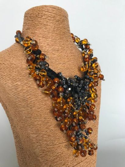 null SCHERRER Paris

Collier grappe composé de perles de verre ambre et noir jais...