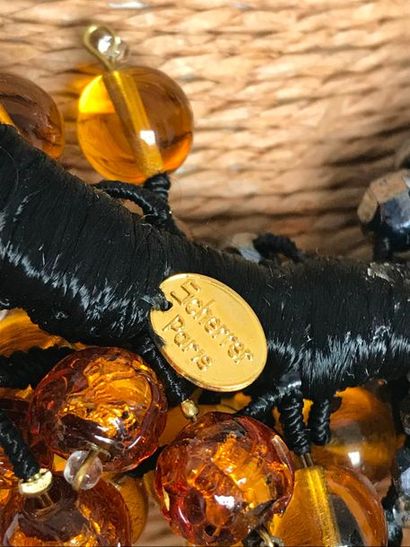 null SCHERRER Paris

Collier grappe composé de perles de verre ambre et noir jais...