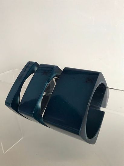 null LOUIS VUITTON 

3 Bracelets de bakélite bleu réunis par un lien de cuir naturel...