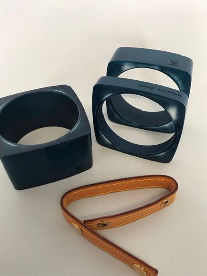 null LOUIS VUITTON 

3 Bracelets de bakélite bleu réunis par un lien de cuir naturel...