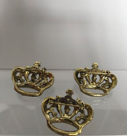 null Suite de 3 Broches couronne en métal doré etpetites perles nacrées - Largeur...