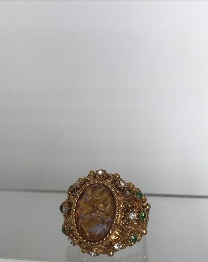 null Bague réglable en métal doré ajouré ornée d'un cabochon de résine ambre ouvragé...