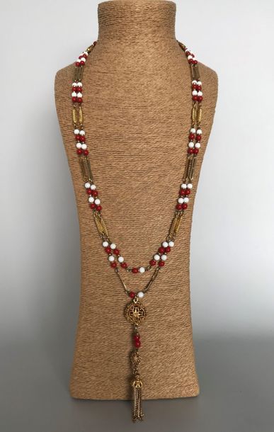 null GIVENCHY 1980 

Sautoir en métal doré à pompon perles de verre rouges et blanches...