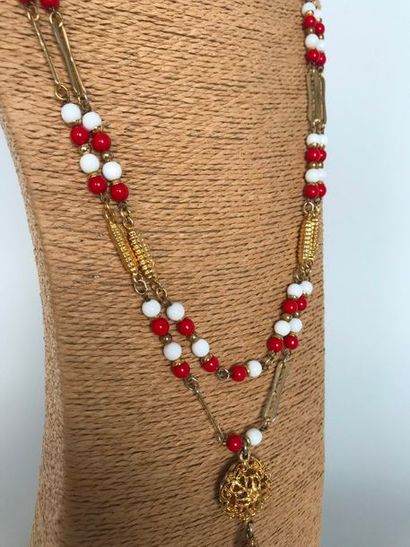 null GIVENCHY 1980 

Sautoir en métal doré à pompon perles de verre rouges et blanches...
