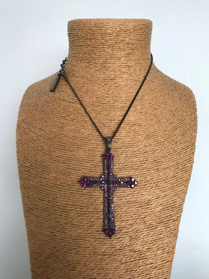 null DOLCE & GABBANA 

Tour de cou et croix en métal noirçi ornée de strass violets...