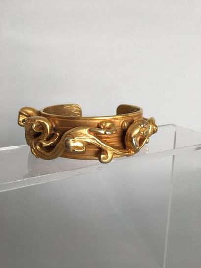 null Bracelet rigide ouvert en bronze doré à frise d'arabesques en ronde bosse largeur...
