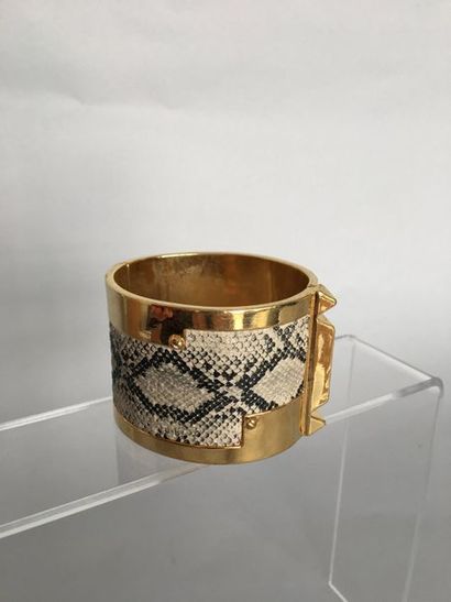 null BCBGMAXAZRIA 

Bracelet manchette ouvrante en métal doré et cuir impression...