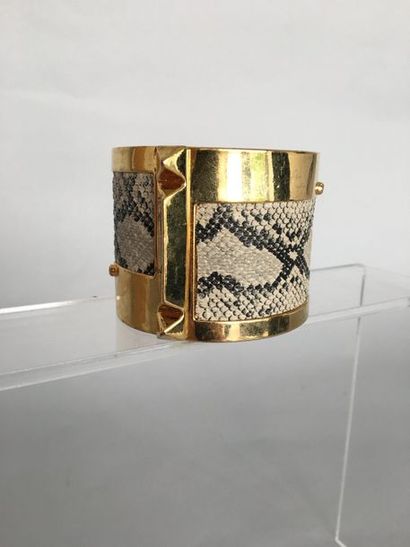 null BCBGMAXAZRIA 

Bracelet manchette ouvrante en métal doré et cuir impression...