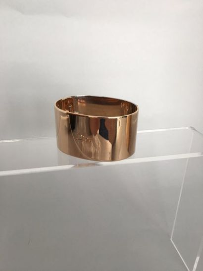 null DIOR 

Bracelet rigide articulé en métal doré et argenté au nom de la marque...