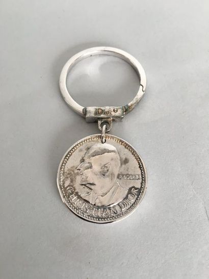 null DIOR 

Porte clef médaille en métal argenté à l'éffigie de Christian Dior ht...