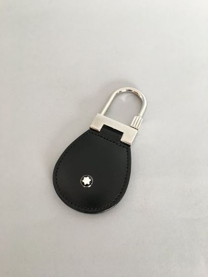 null MONTBLANC 

Porte clef en métal argenté et cuir noir (dans sa boite)