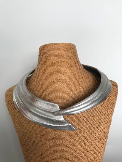 null PIERRE CARDIN 

Collier ras de cou en cuir drapé argenté, non signé, circa 90...