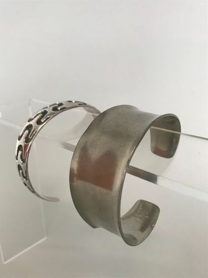 null 2 Bracelets rigides ouverts en métal argenté et patiné - Largeur : 6,5 cm